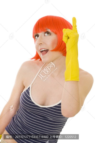 戴紅色假發(fā)和黃色手套的女人