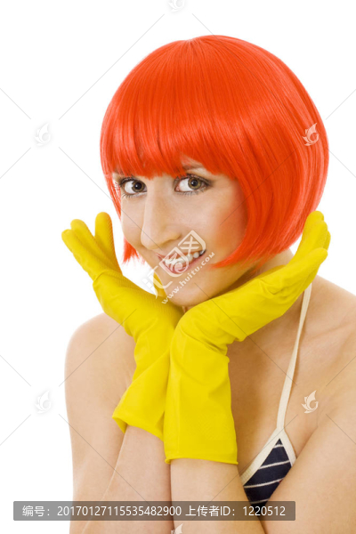戴紅色假發(fā)和黃色手套的女人
