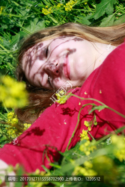 綠色草地上的快樂女孩