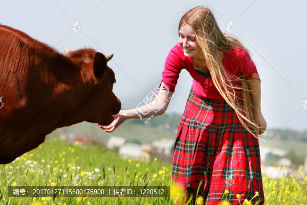 在草地上長(zhǎng)著長(zhǎng)頭發(fā)的漂亮女孩