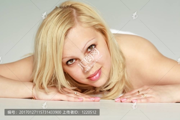 美麗的金發(fā)女人接近