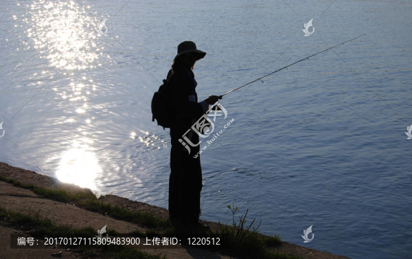 陽(yáng)光下河岸的漁夫