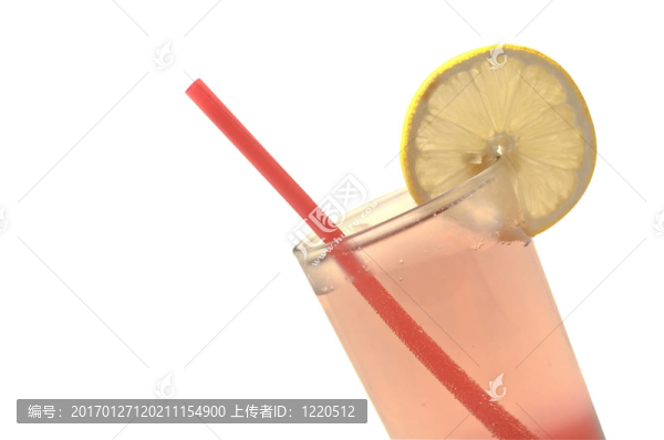 雙色調(diào)喝在紅草和檸檬片高大的玻璃