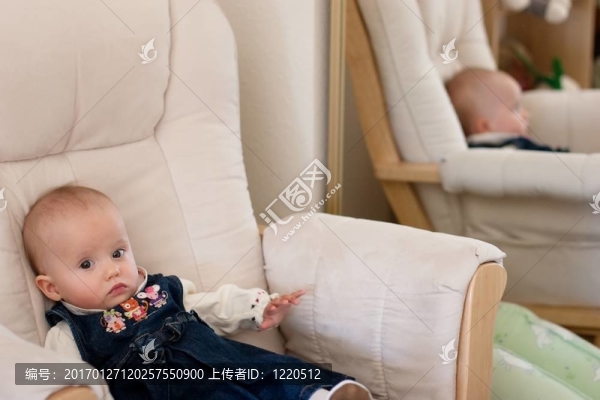 坐在椅子上