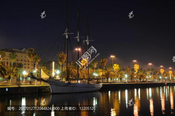 夜間在巴塞羅那航行的船