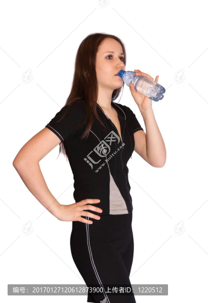 帶瓶水的年輕女性