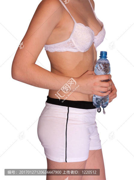 帶瓶水的年輕女性