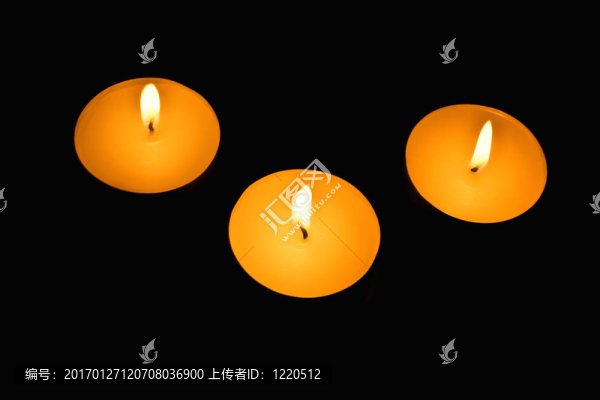 三支蠟燭在黑暗的背景下