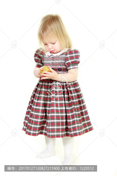 可愛的女孩在白色的小禮品盒