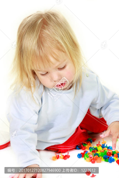 可愛的蹣跚學(xué)步的女孩與多個彩色細(xì)節(jié)超過白色