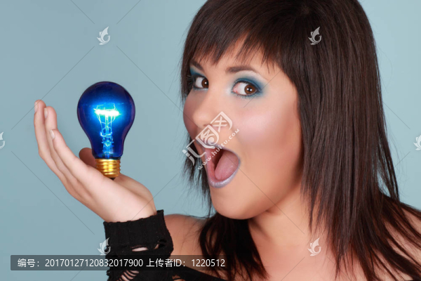 女手持燈泡
