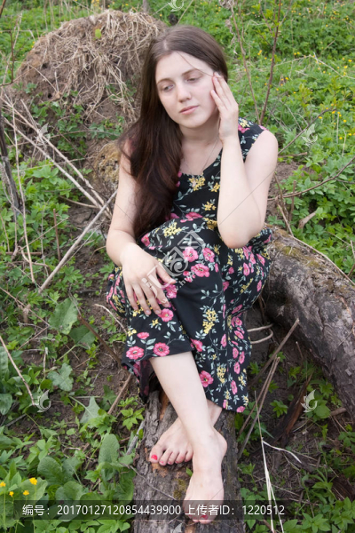 春天花園里的年輕女人