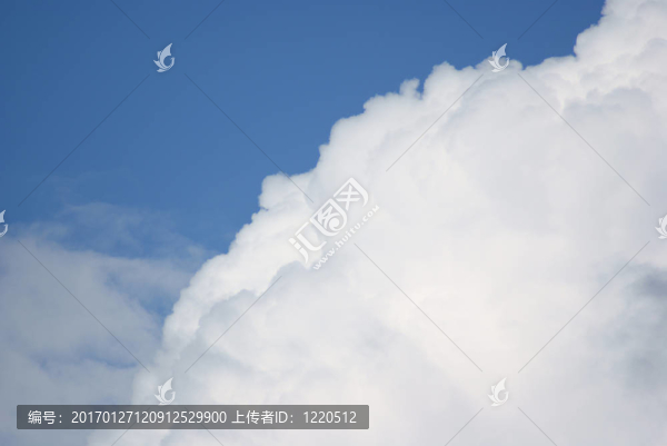 天空。