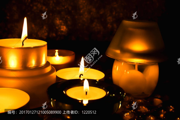 一群反對(duì)黑暗背景的蠟燭
