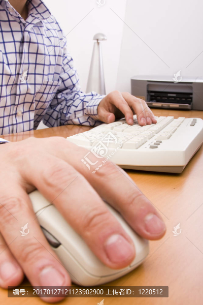 與計(jì)算機(jī)一起工作