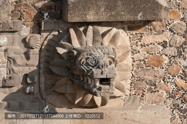 古老的前西班牙神（Jaguar）在Teotihuacan墨西哥金字塔圖像；