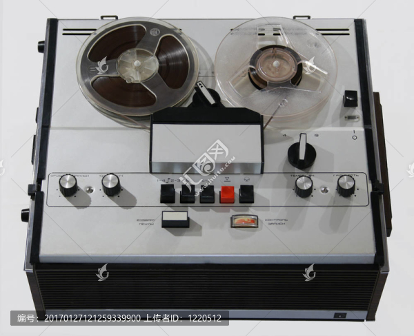 陳舊的磁帶錄音機(jī)