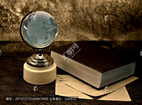 玻璃地球儀和舊書(shū)