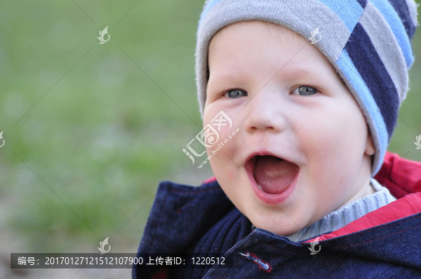 快樂的小男孩笑