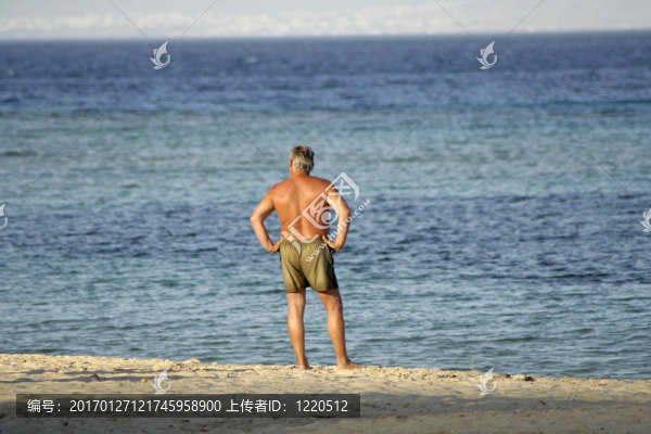男人在海灘上