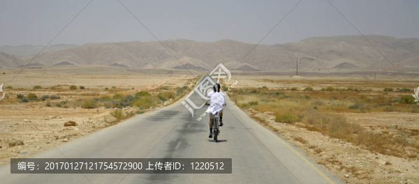 自行車在沙漠