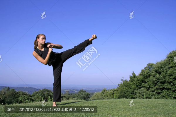 踢
