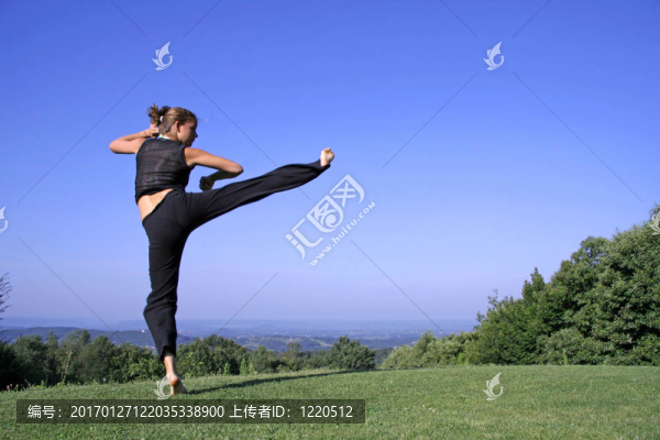 踢