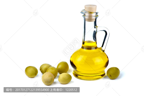 用橄欖油小酒瓶和一些附近的橄欖