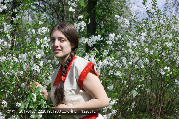 在春天花園里的微笑的女孩