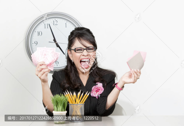 漂亮的西班牙商人有太多的事情要做