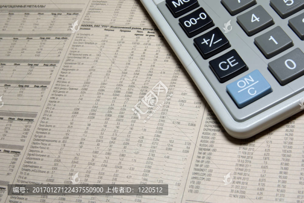 計算器角落和財經(jīng)報紙。