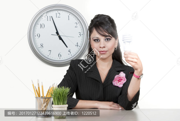 發(fā)光的節(jié)能燈泡的女人