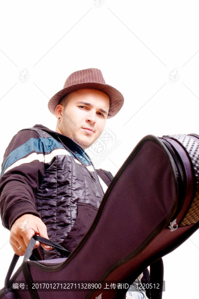男人和吉他