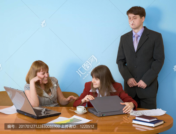 在桌面上的女孩和他們的首席