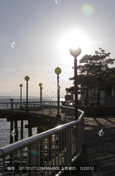 木棧道沿著碼頭