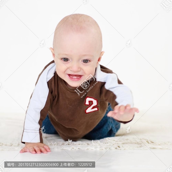 白色背景上的嬰兒