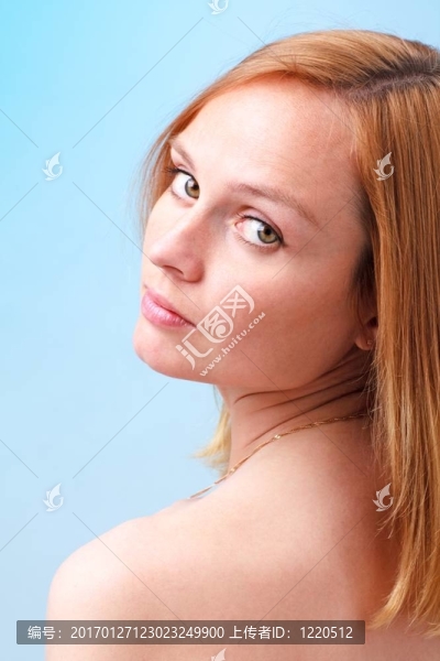 迷人的年輕女人接近