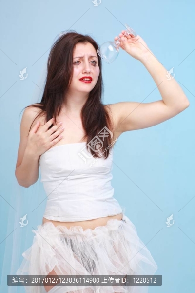 傷心的哭泣的新娘，空著的玻璃