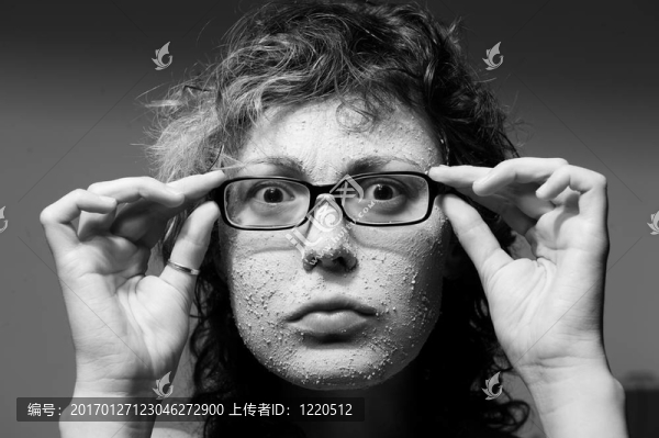 搞笑女孩用面膜。