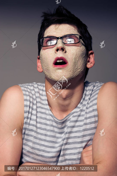 滑稽的男人戴著面具和眼鏡