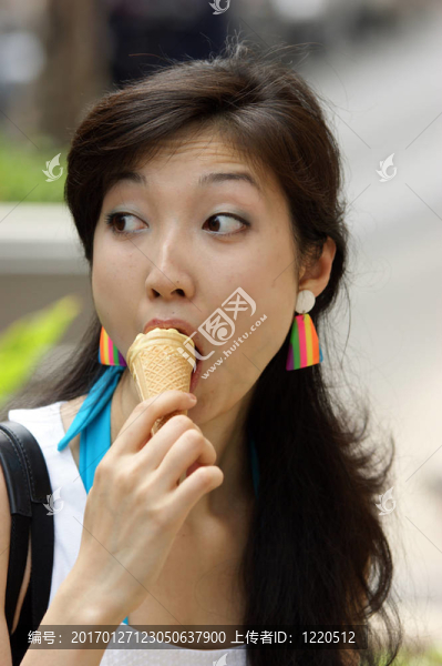一個(gè)亞洲婦女吃冰淇淋的畫像