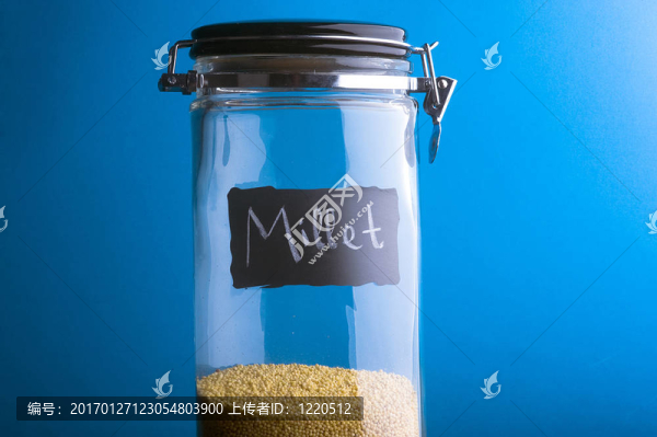 透明玻璃瓶。