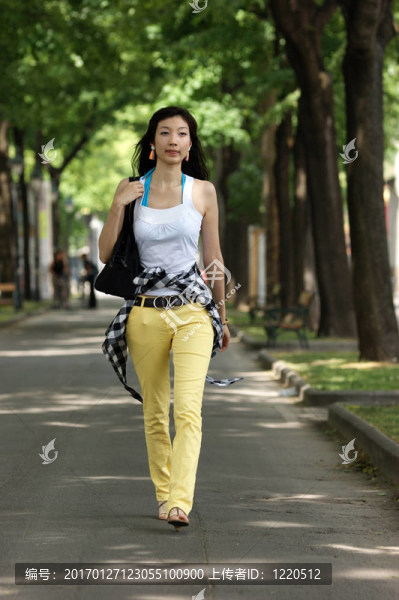 亞洲青年女子步行。