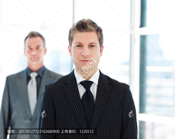 一個(gè)高級(jí)和一個(gè)初級(jí)企業(yè)的討論