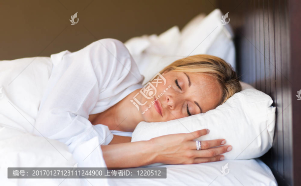 年輕的女人在床上放松