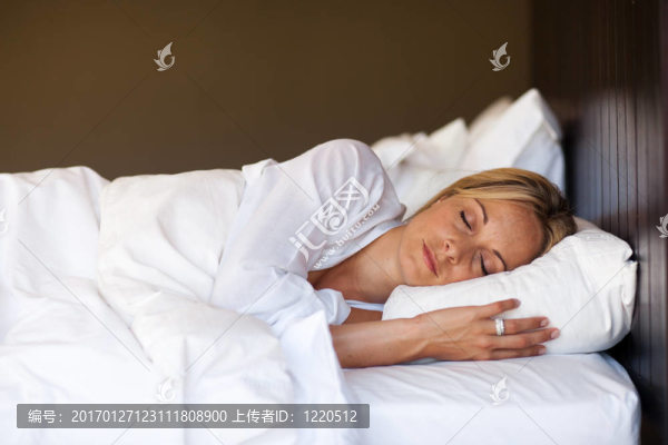 年輕的女人睡覺