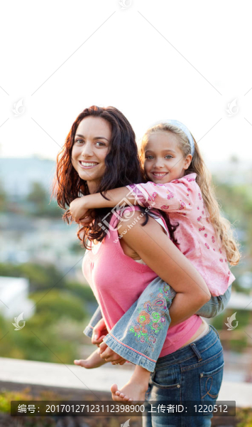 母親給女兒背著戶外