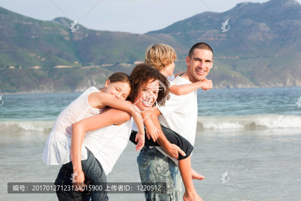 快樂的家庭在海灘上玩耍