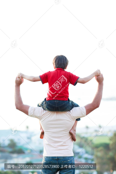 父親給兒子背上騎
