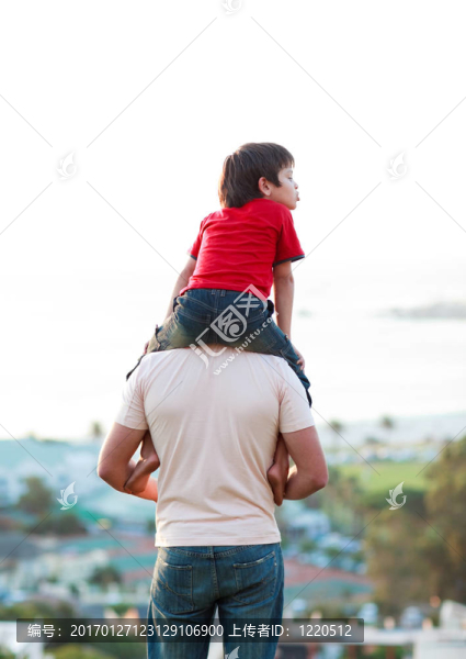 父親給兒子背上騎